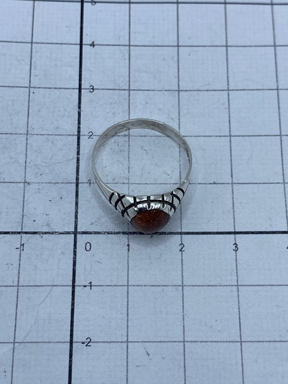 Anillo de plata 925 puesto en dedo, mostrando el tamaño y brillo de la piedra