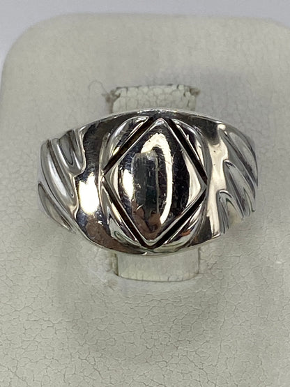 Anillo de plata cartoneado 925 de frente, mostrando el volumen 3D en acabado pulido