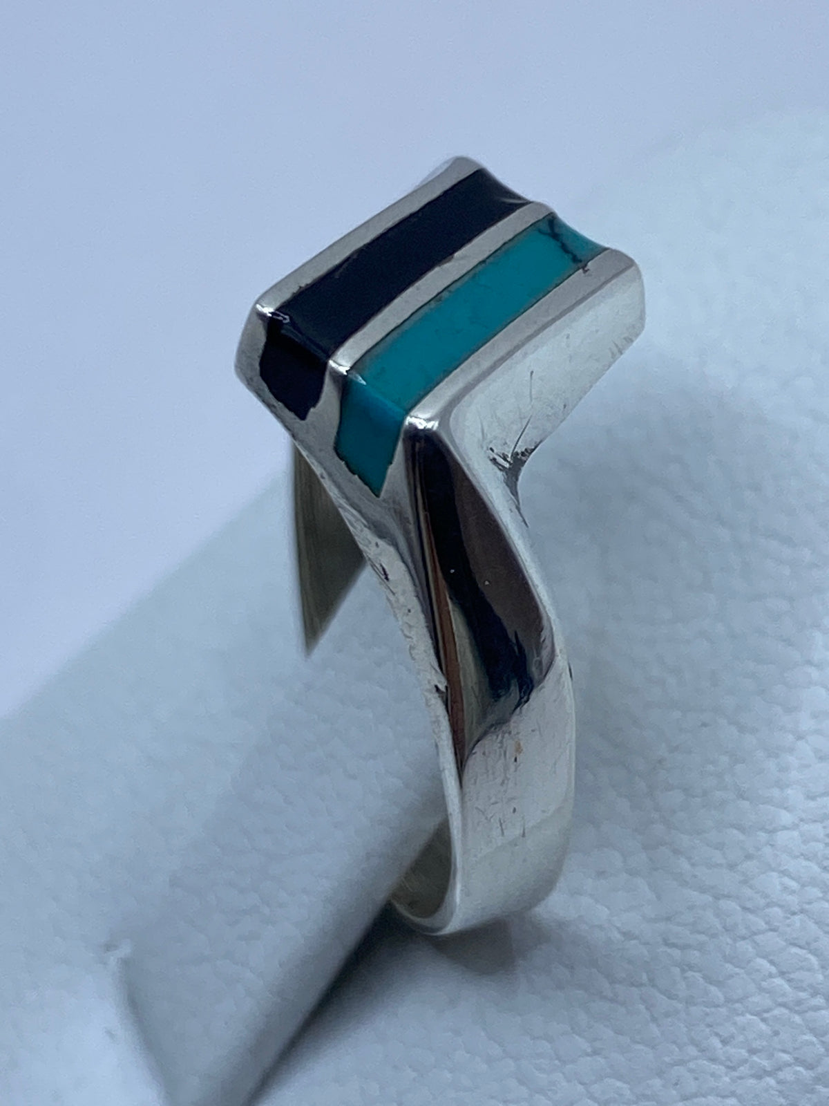 Anillo puesto en dedo, detalle del engaste de piedra a mano