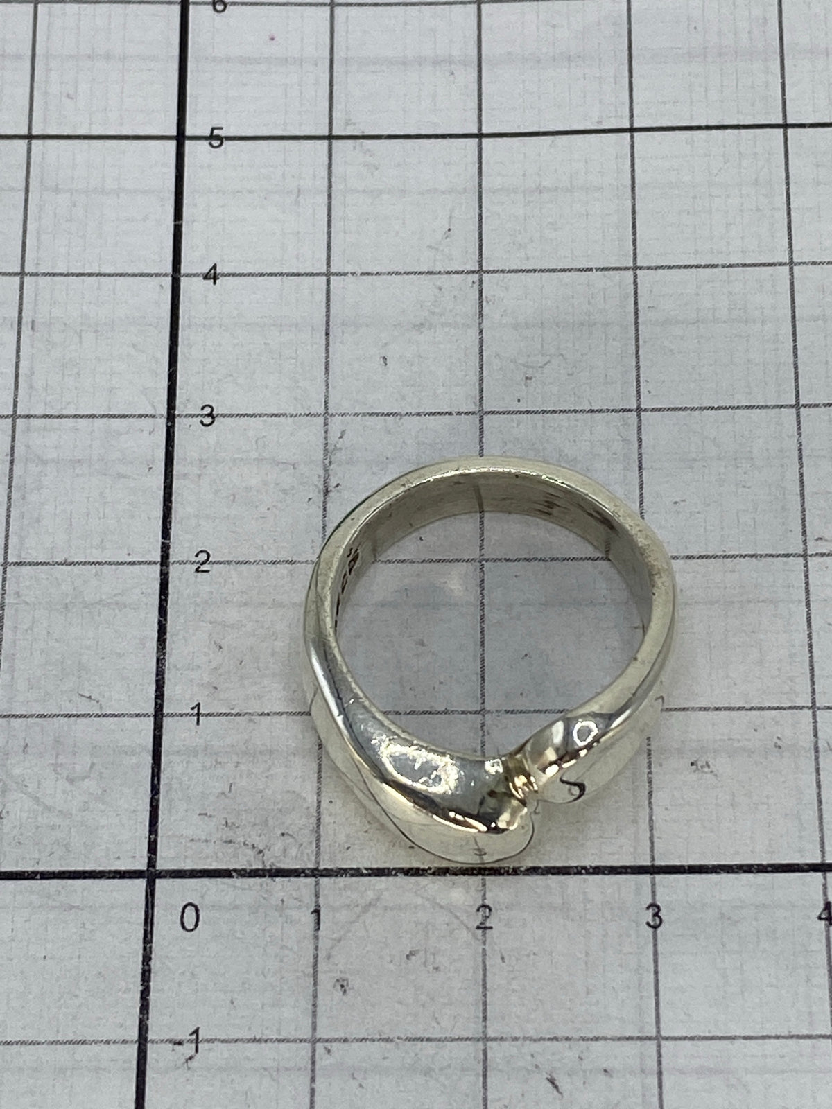 Anillo sobre fondo blanco con marca del Quinto 925
