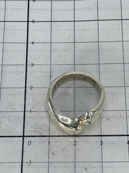 Anillo sobre fondo blanco con marca del Quinto 925