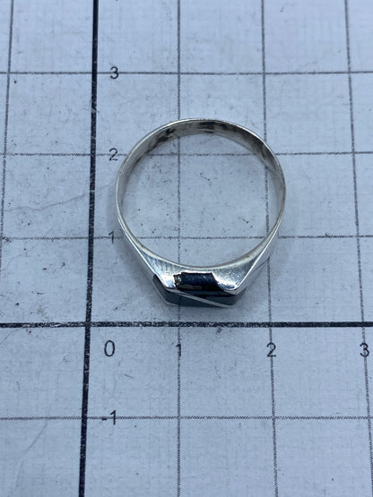 Reverso del anillo mostrando el Quinto 925 y el acabado de la banda