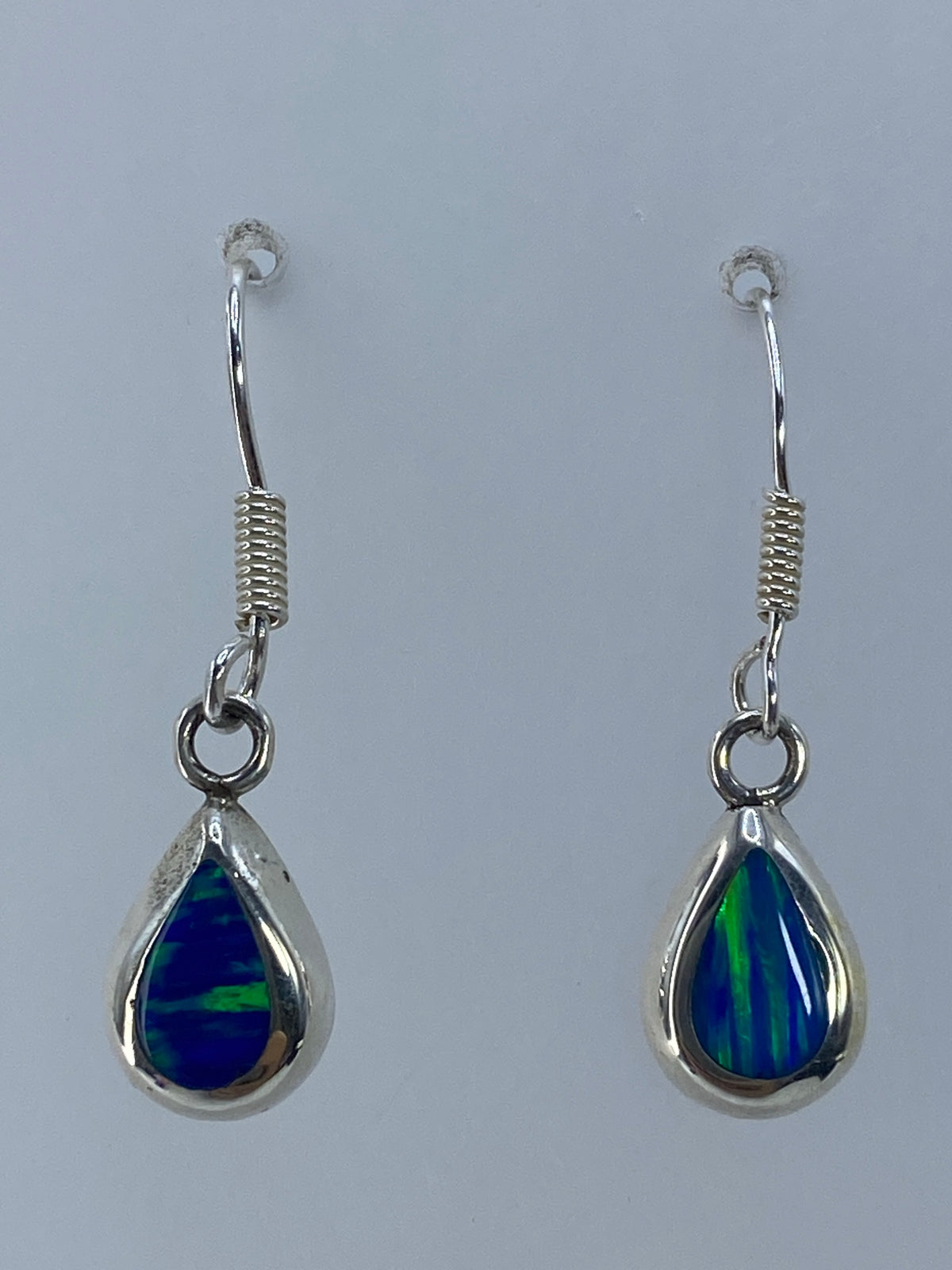 Par de aretes de plata 950 con ópalo de fuego verde olivo en gancho de plata