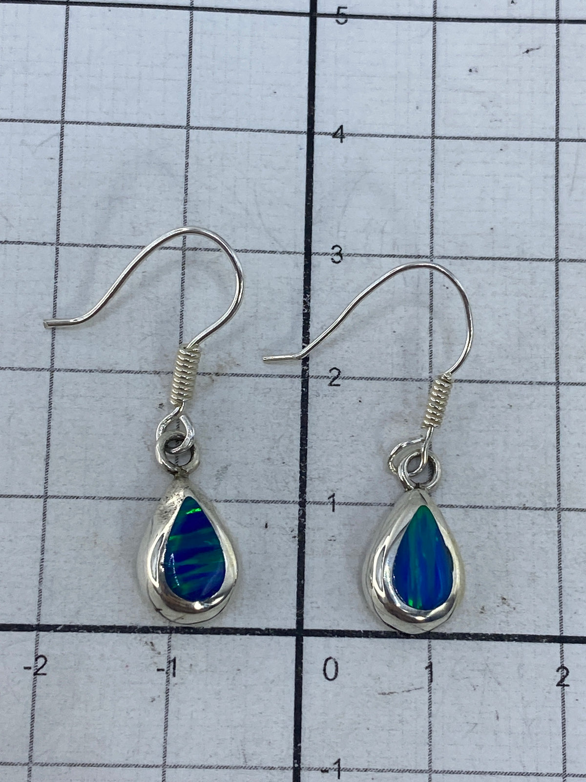 Reverso de los aretes con marca 950 grabada en la plata
