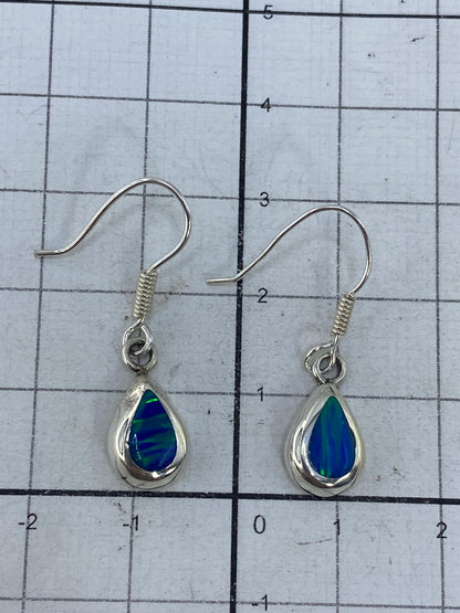 Reverso de los aretes con marca 950 grabada en la plata