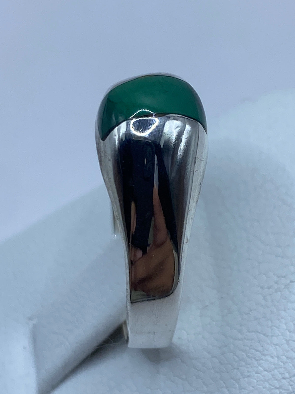 Anillo de malaquita puesto en mano, mostrando el verde veteado