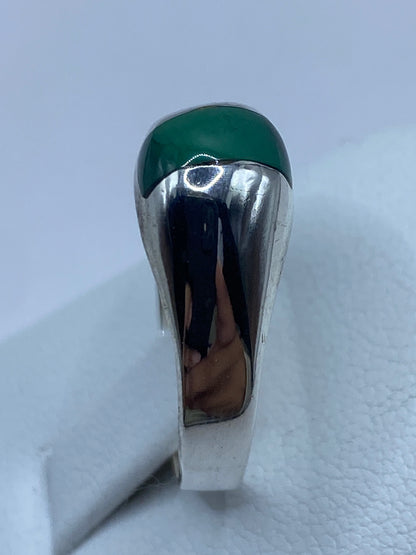Anillo de malaquita puesto en mano, mostrando el verde veteado