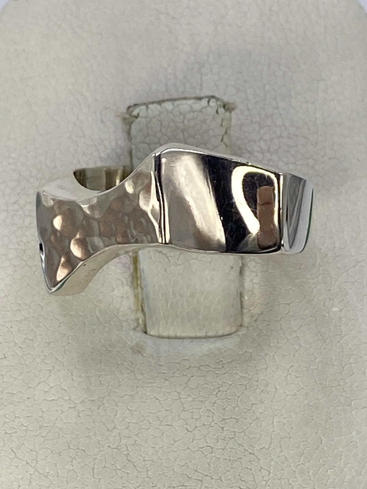 Anillo de plata repujado en textura martillada de Taxco, talla 6