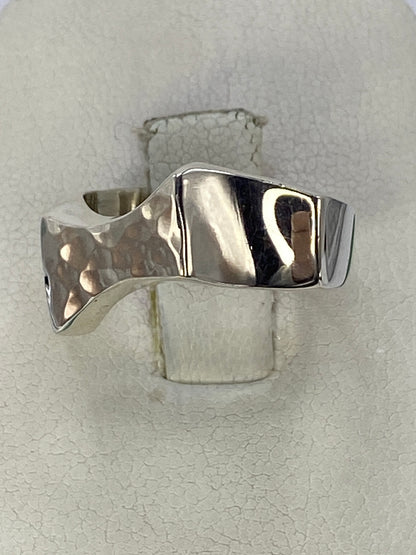 Anillo de plata repujado en textura martillada de Taxco, talla 6