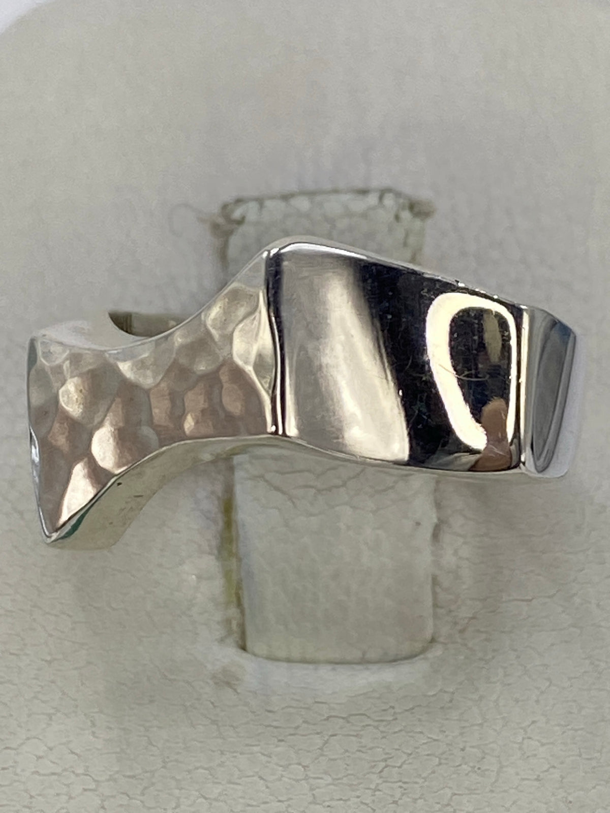 Detalle del martillado y la textura del anillo de plata 925