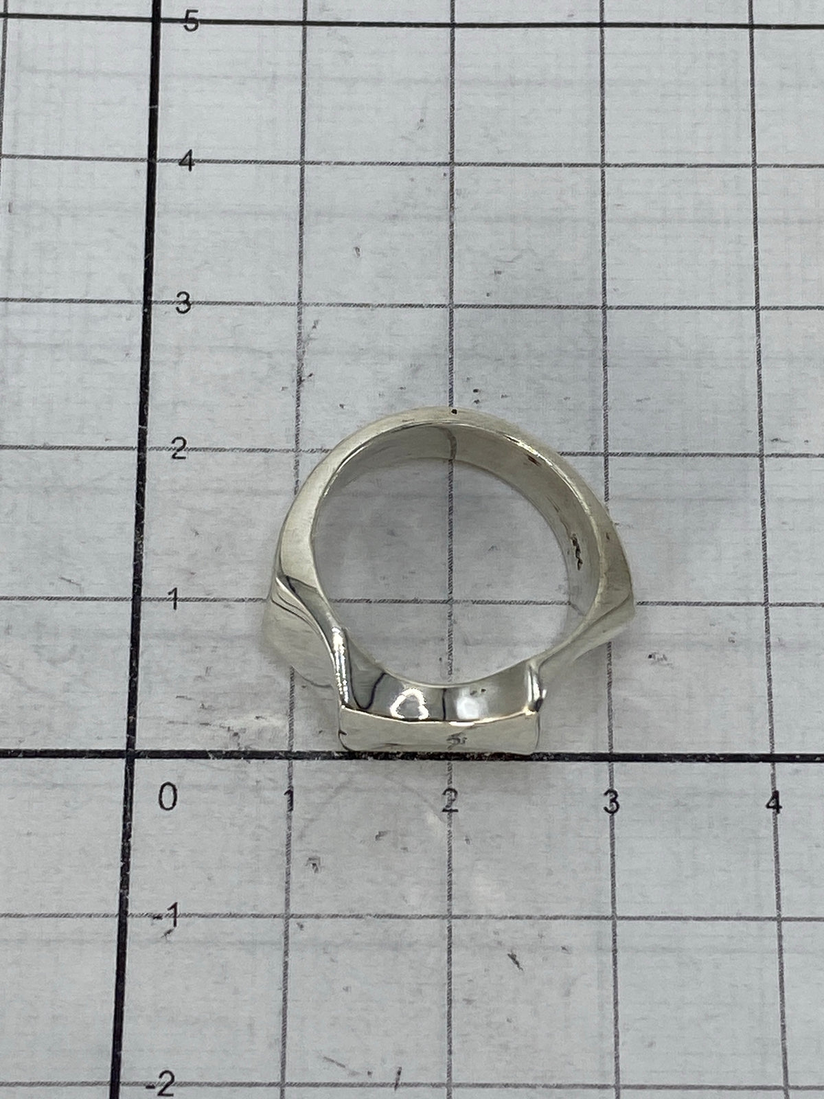Anillo sobre fondo blanco con el Quinto 925 visible