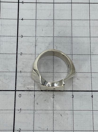 Anillo sobre fondo blanco con el Quinto 925 visible