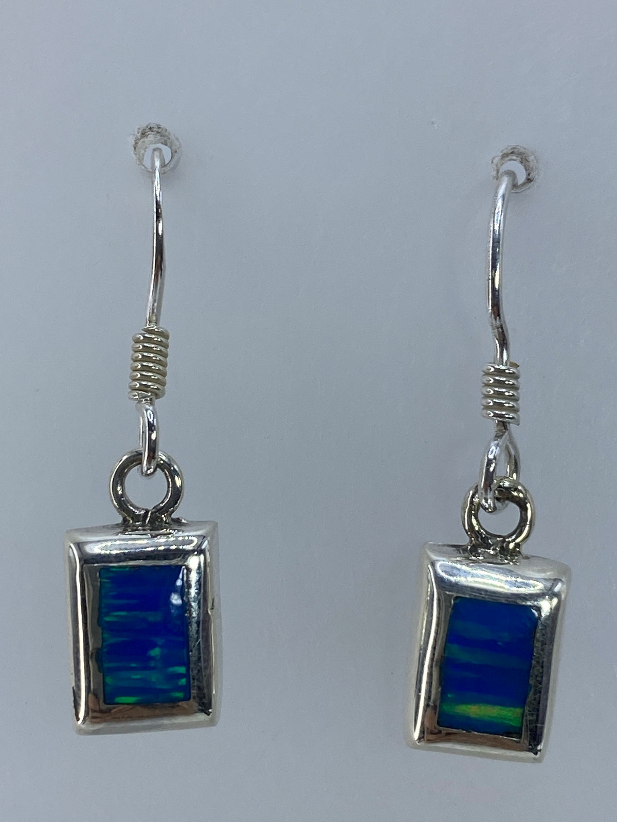 Par de aretes de plata 925 con ópalo de fuego verde olivo engastado