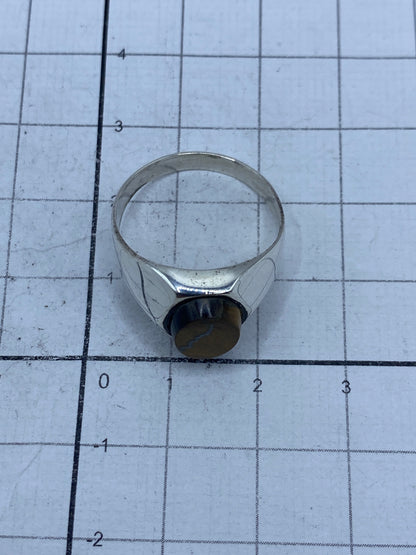 Anillo sobre fondo blanco con el sello 925 visible en la banda