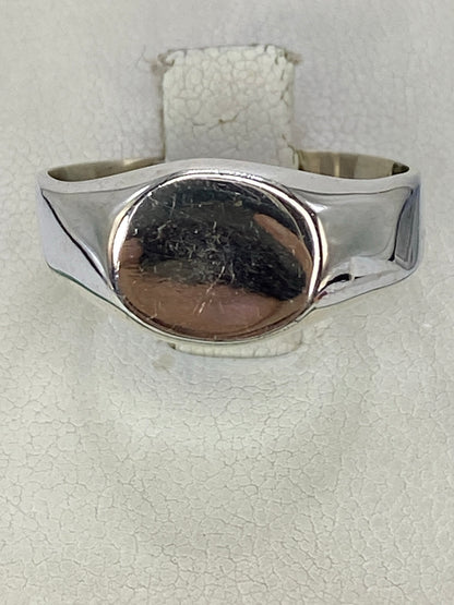 Anillo de plata 925 con repujado solitario en la mano de una mujer