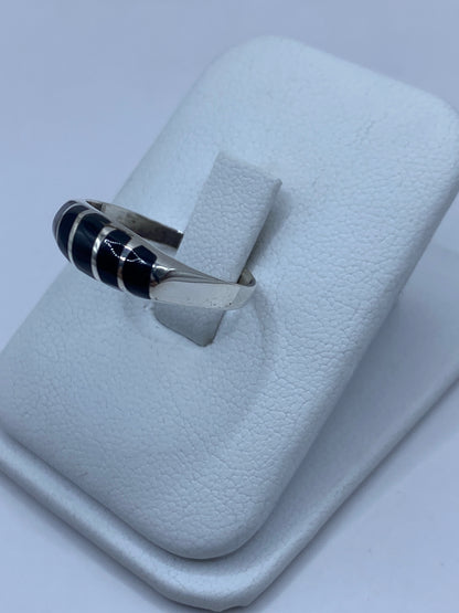 Vista frontal del anillo minimalista con piedra negra engastada