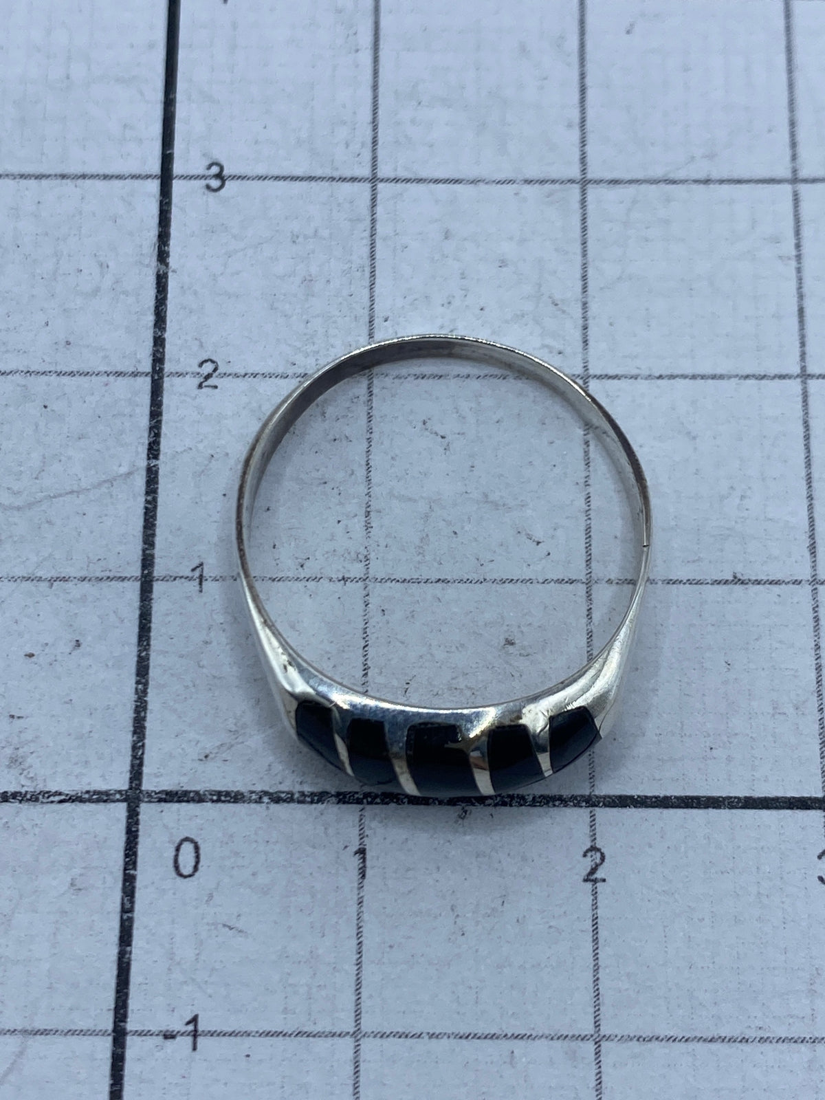 Anillo sobre fondo blanco mostrando el Quinto 925