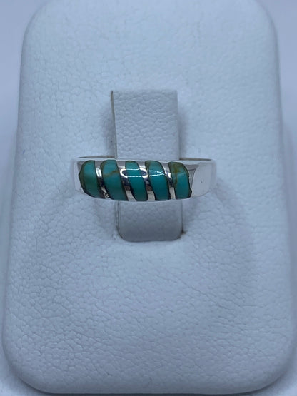 Anillo de plata con turquesa azul cielo engastada, visto sobre fondo blanco