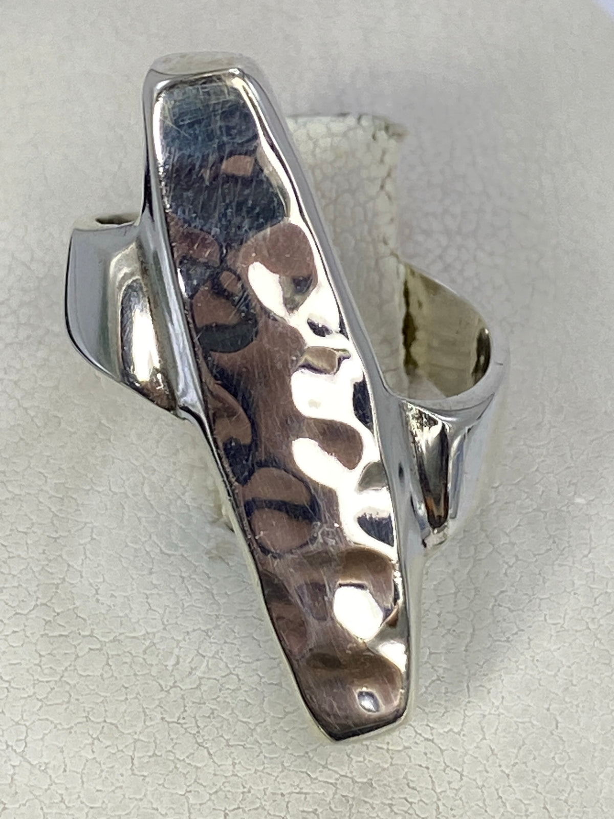 Anillo de plata repujado con diseño geométrico en relieve, visto de frente