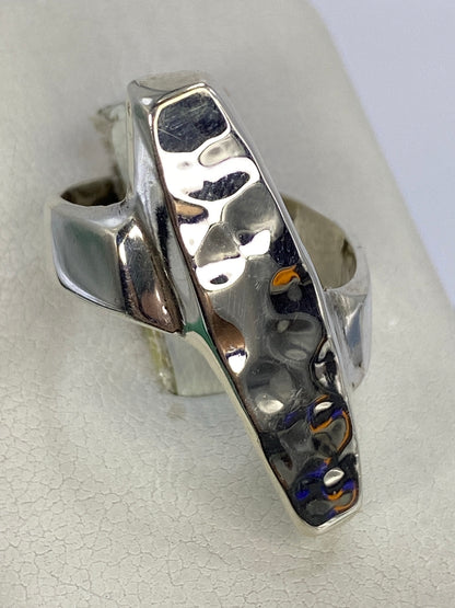 Detalle lateral del anillo de plata repujada mostrando la profundidad del trabajo artesanal