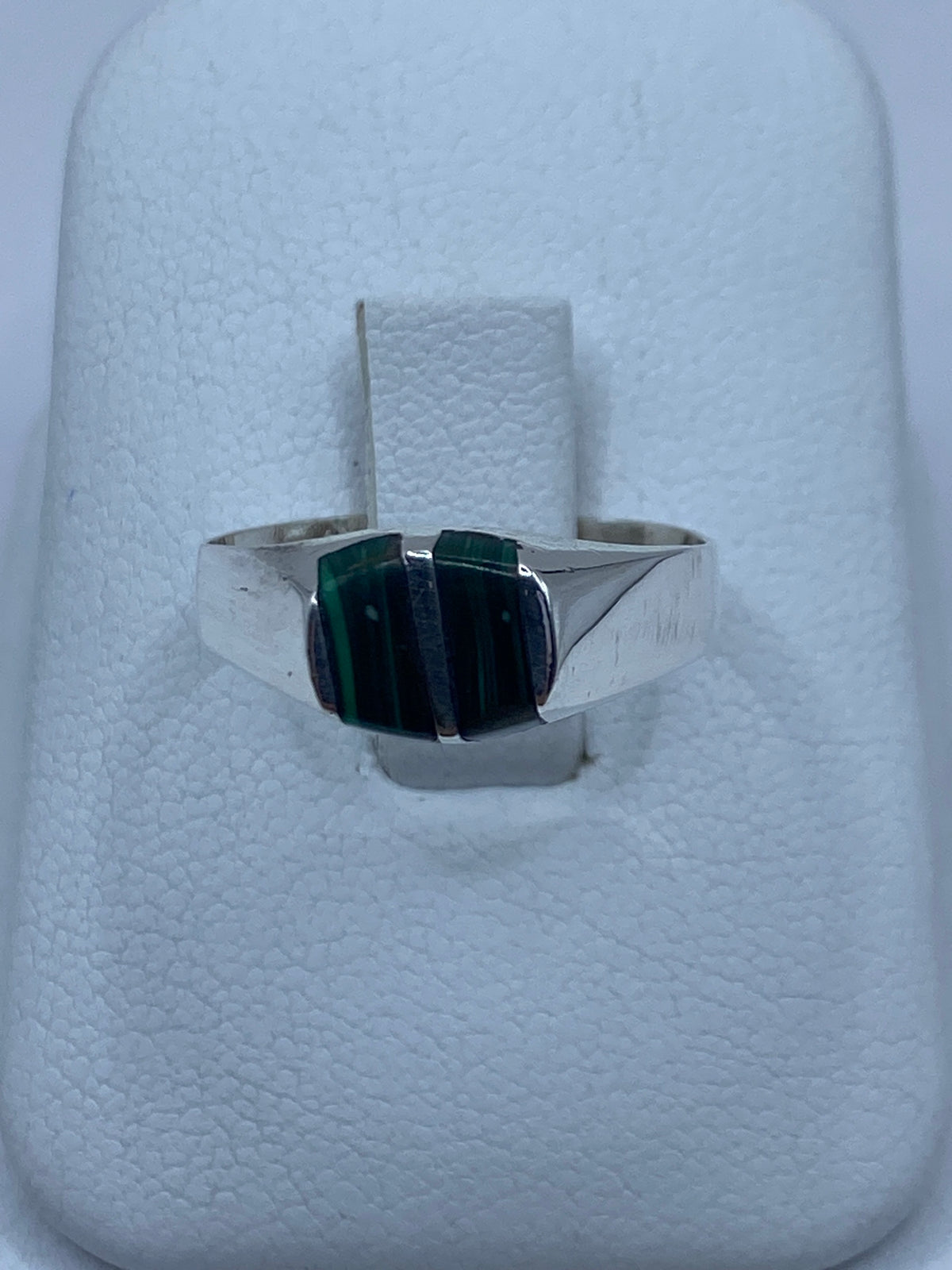 Anillo de plata 925 con malaquita verde engastada en caja blanca