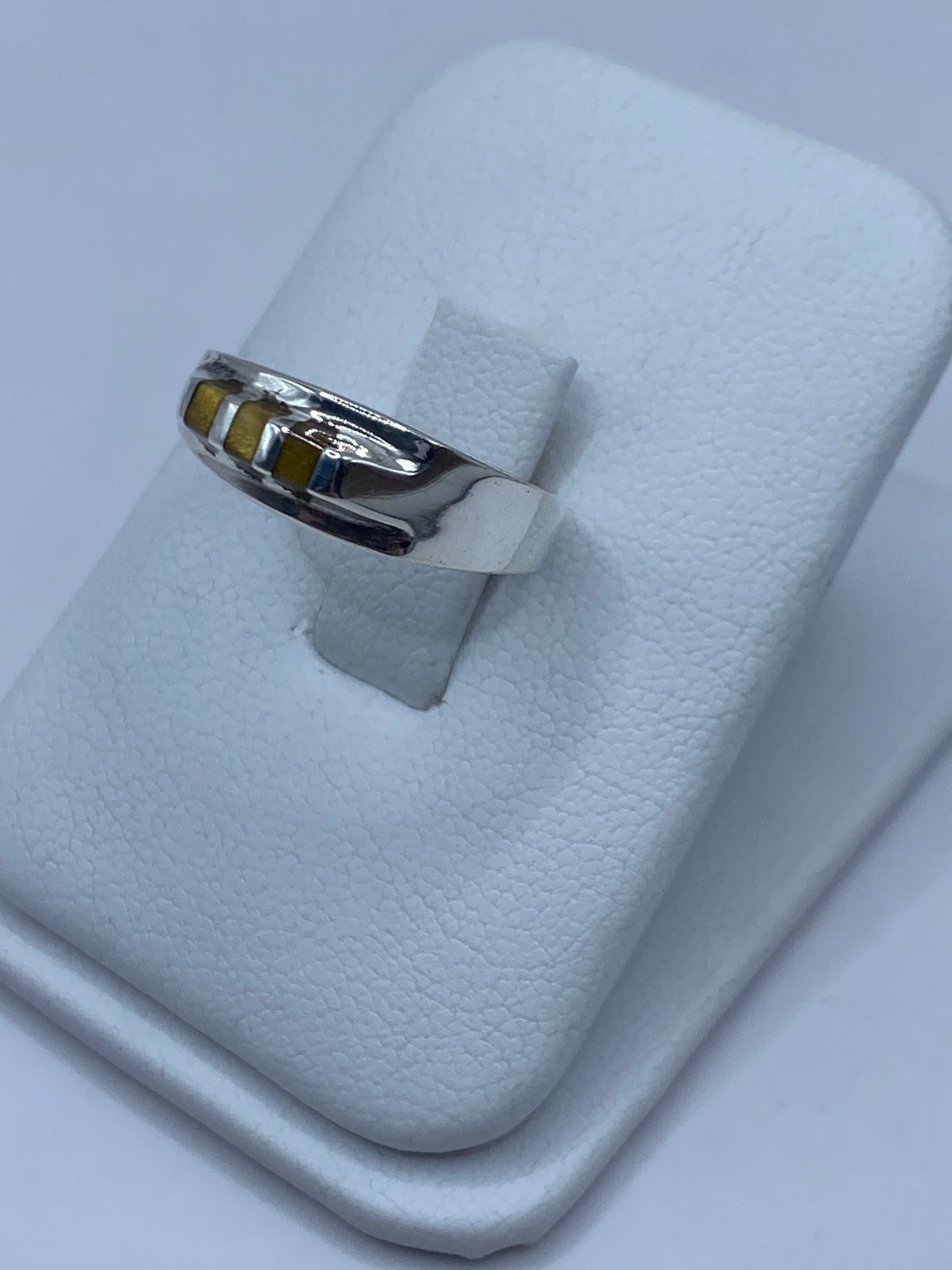 Detalle frontal del anillo mostrando la gema de ojo de tigre con destellos luminosos