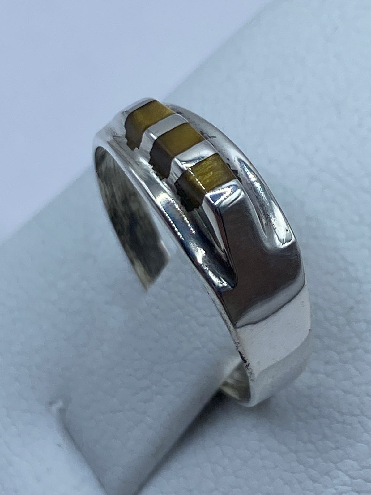Vista lateral del anillo en plata 925 con el Quinto grabado