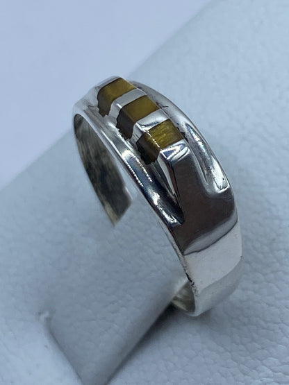 Vista lateral del anillo en plata 925 con el Quinto grabado