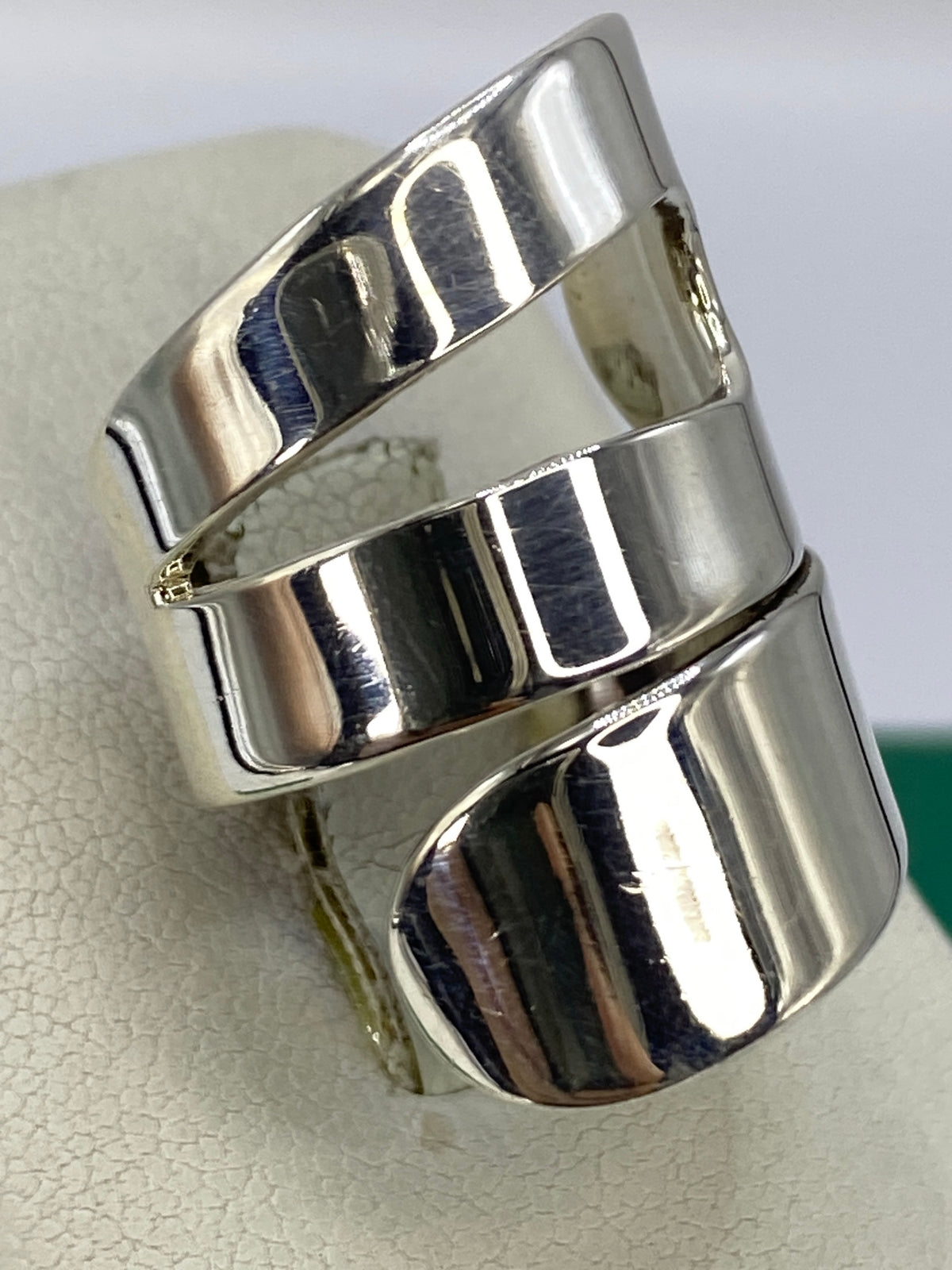Vista frontal del anillo de calado 925 en mano de mujer