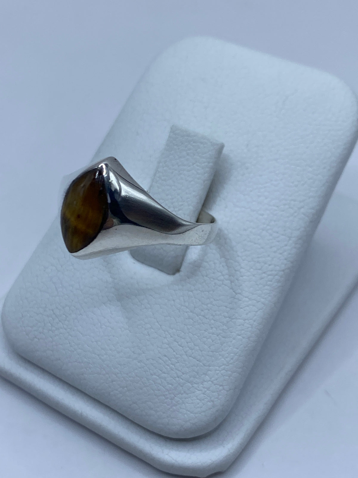 Anillo en perfil mostrando el engaste de Ojo de Tigre con chatoyancia natural