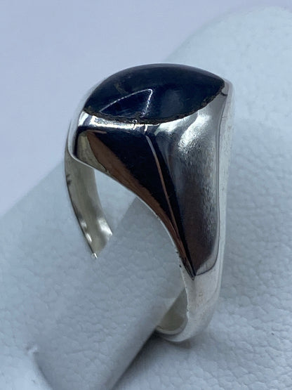 Detalle del engaste a mano de la piedra en el anillo de Taxco