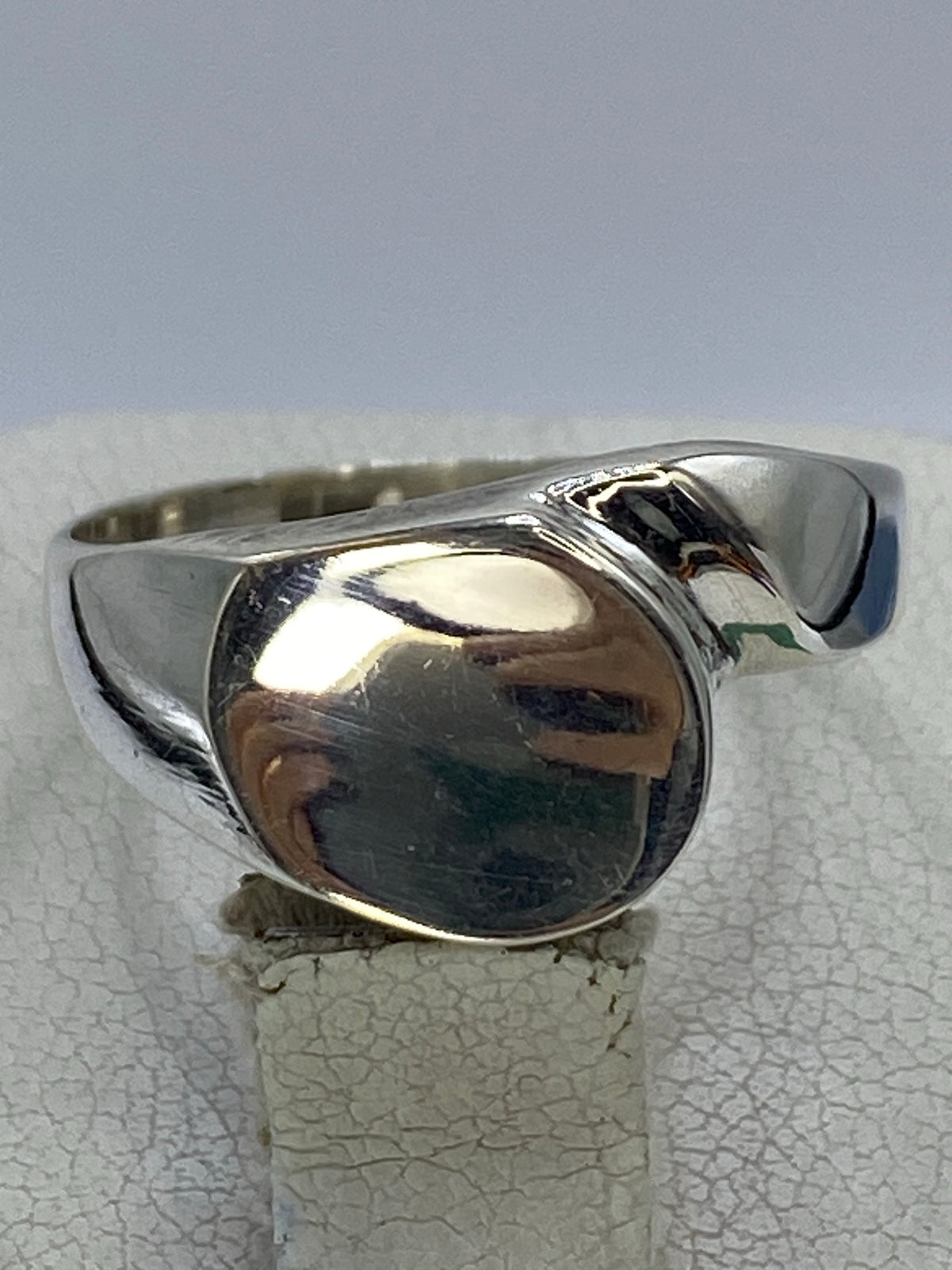 Anillo de plata cartoneado visto desde arriba, con volumen 3D pulido
