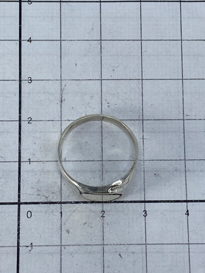 Anillo sobre fondo blanco con Quinto 925 visible