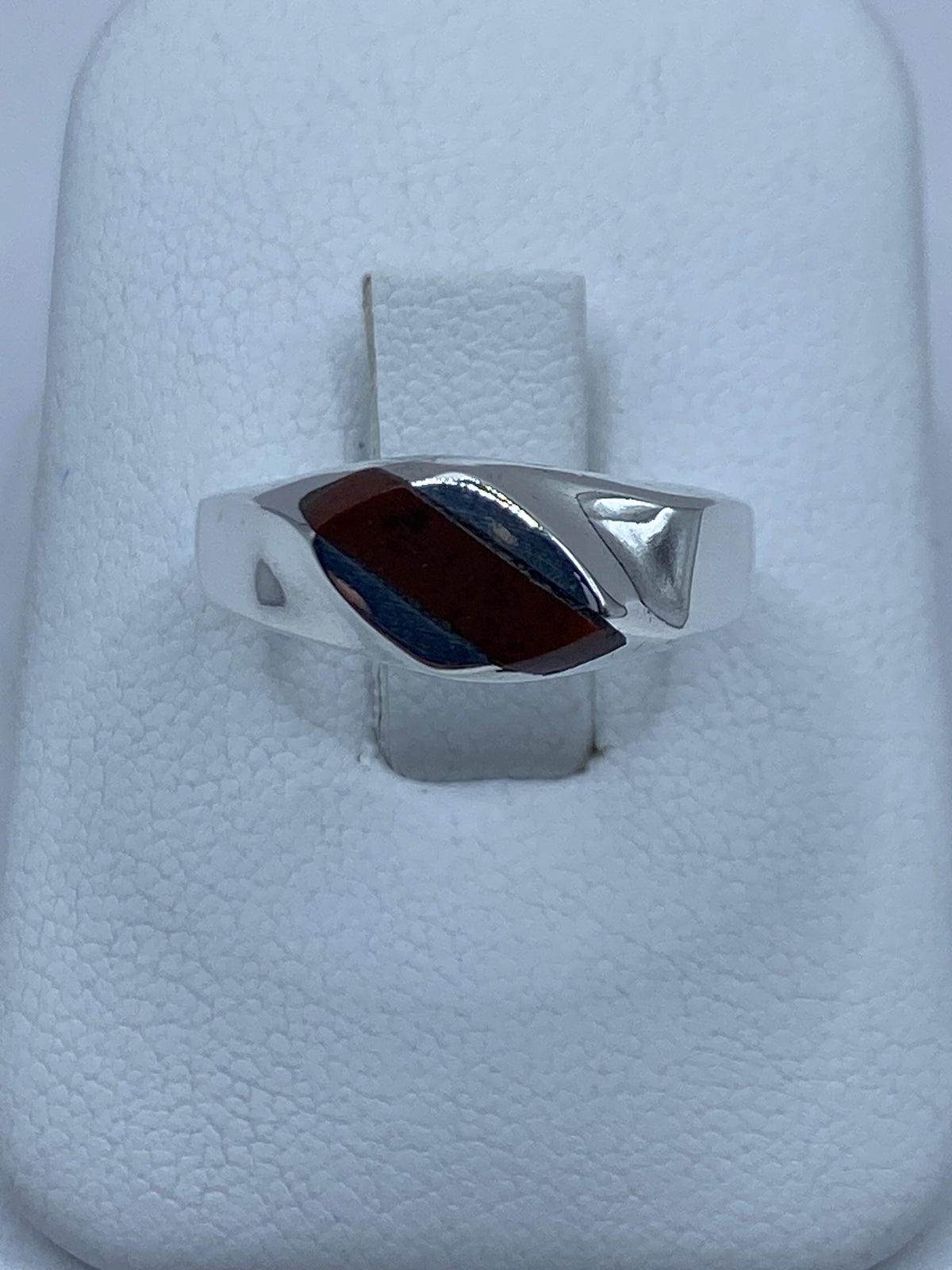 Anillo de plata 925 con piedra cafe incrustada, vista frontal en dedo