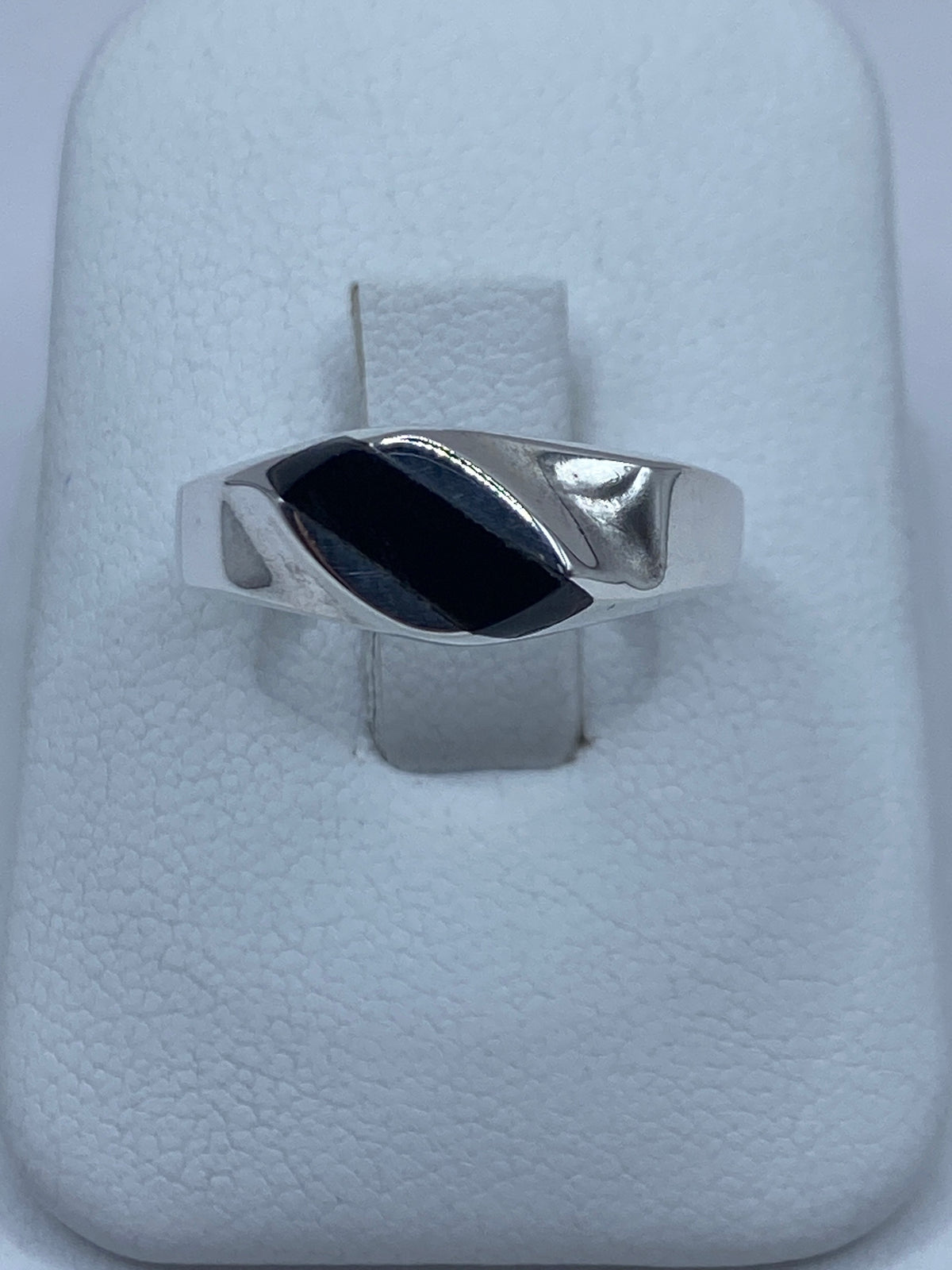 Anillo de plata 925 con ónix negro pulido, vista de frente en blanco