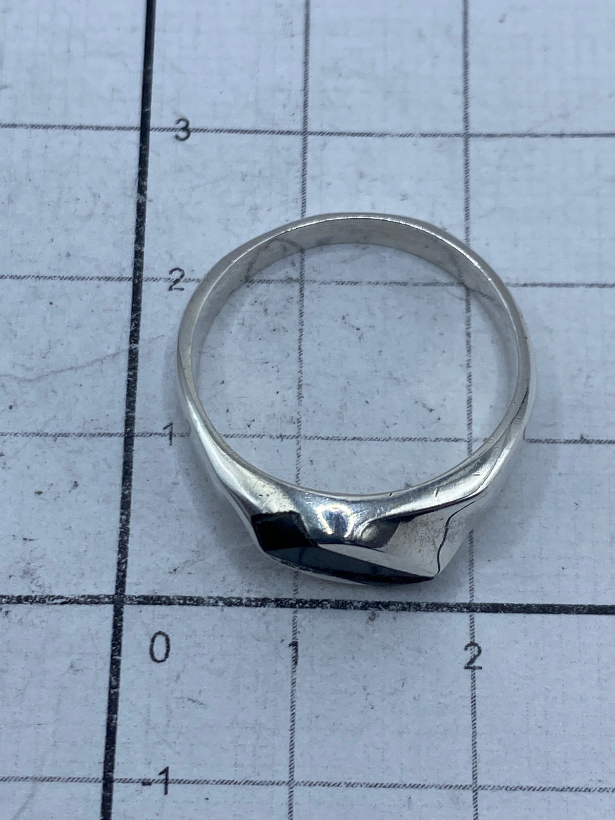 Anillo visto desde atrás, mostrando el Quinto 925 y el acabado limpio