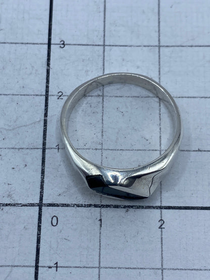 Anillo visto desde atrás, mostrando el Quinto 925 y el acabado limpio