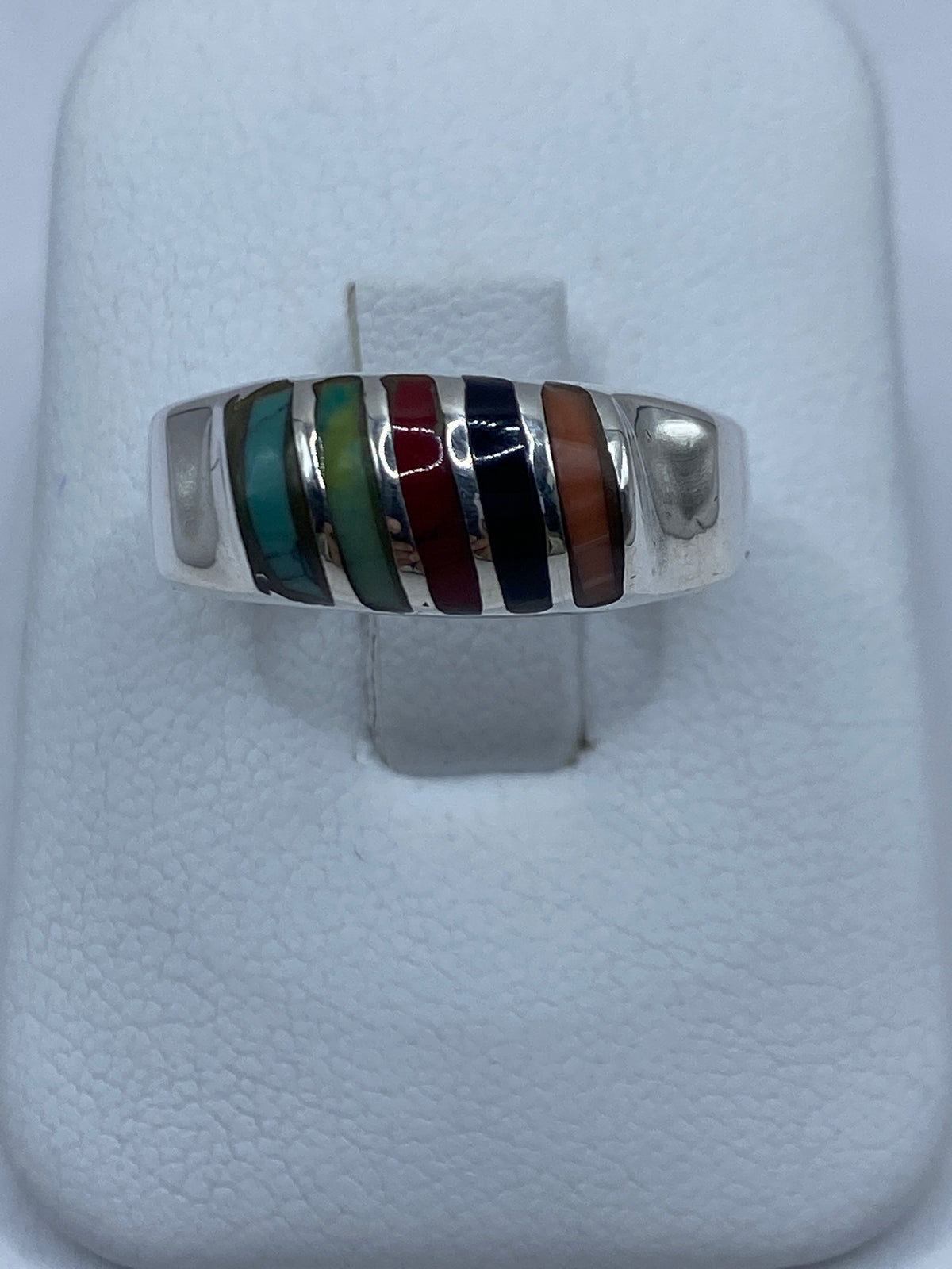 Anillo de plata con turquesa azul cielo, coral y ónix engastados en patrón de rayas