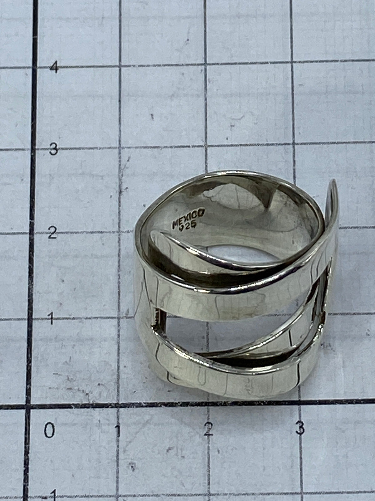 Anillo puesto en dedo, mostrando el juego de luz del cartoneado