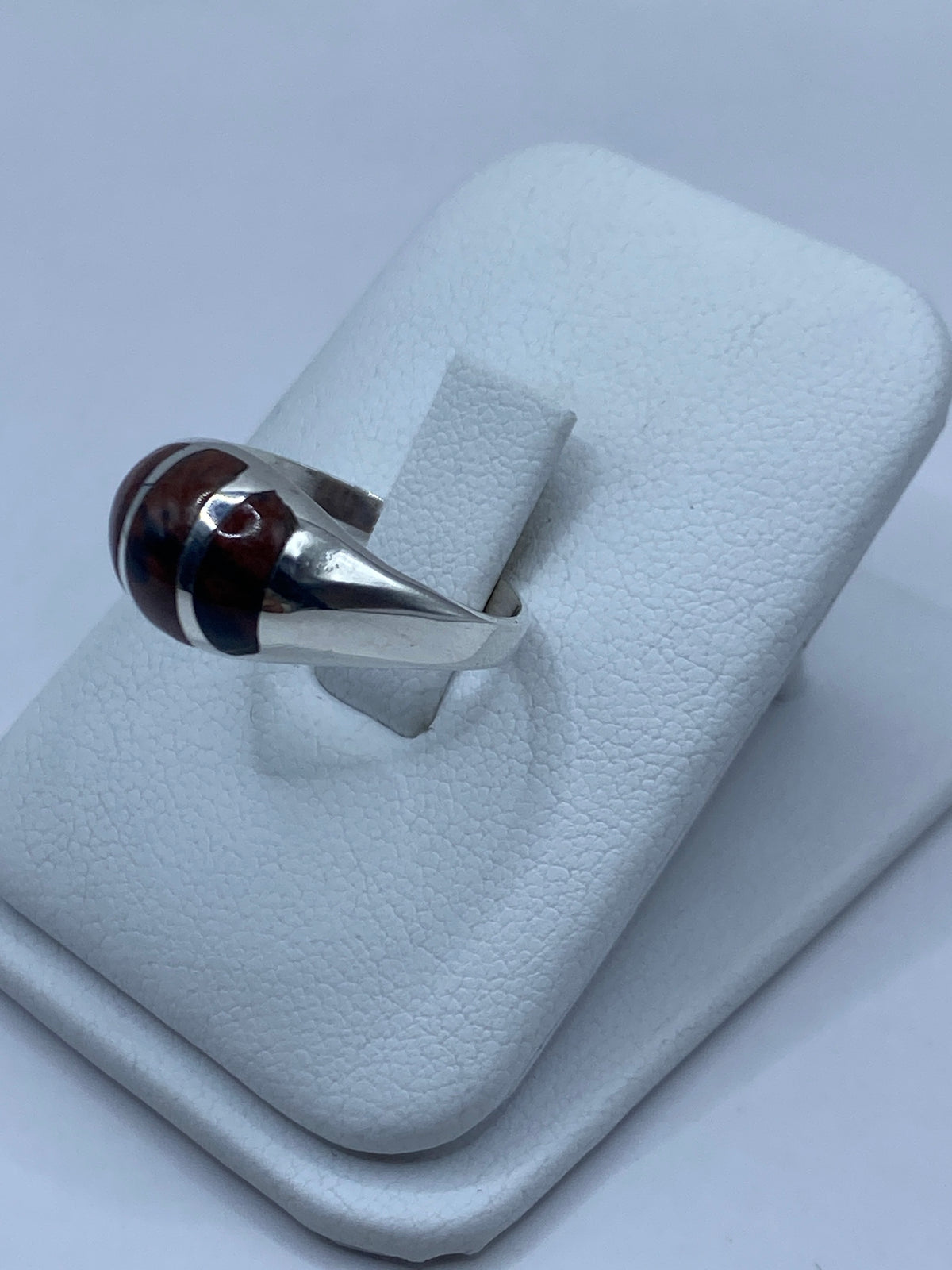 Detalle del engaste a mano de la piedra en plata pura