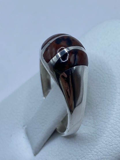 Anillo en la mano mostrando el ajuste y el acabado satinado