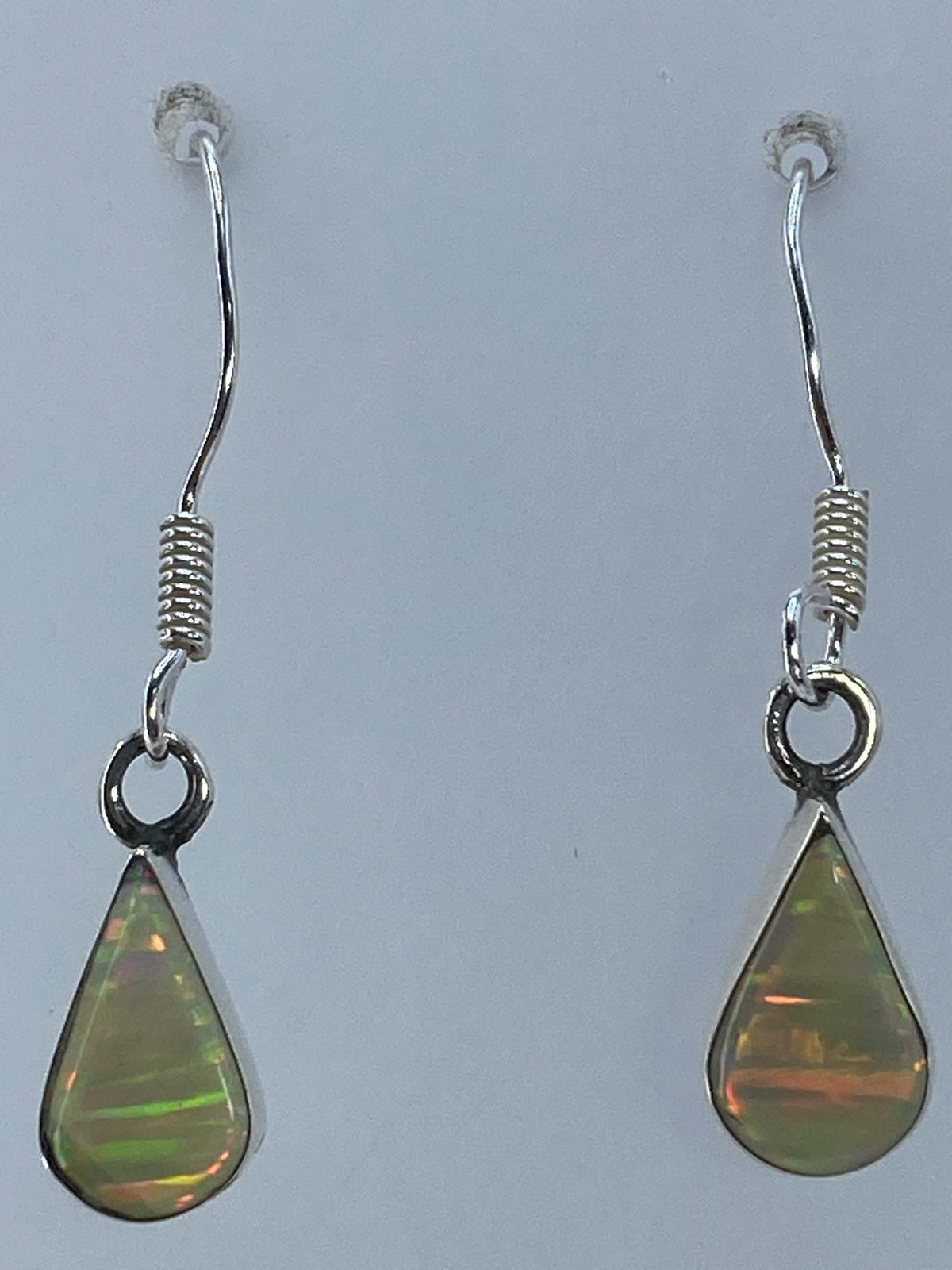 Detalle del engaste de ópalo de fuego multicolor en plata pulida