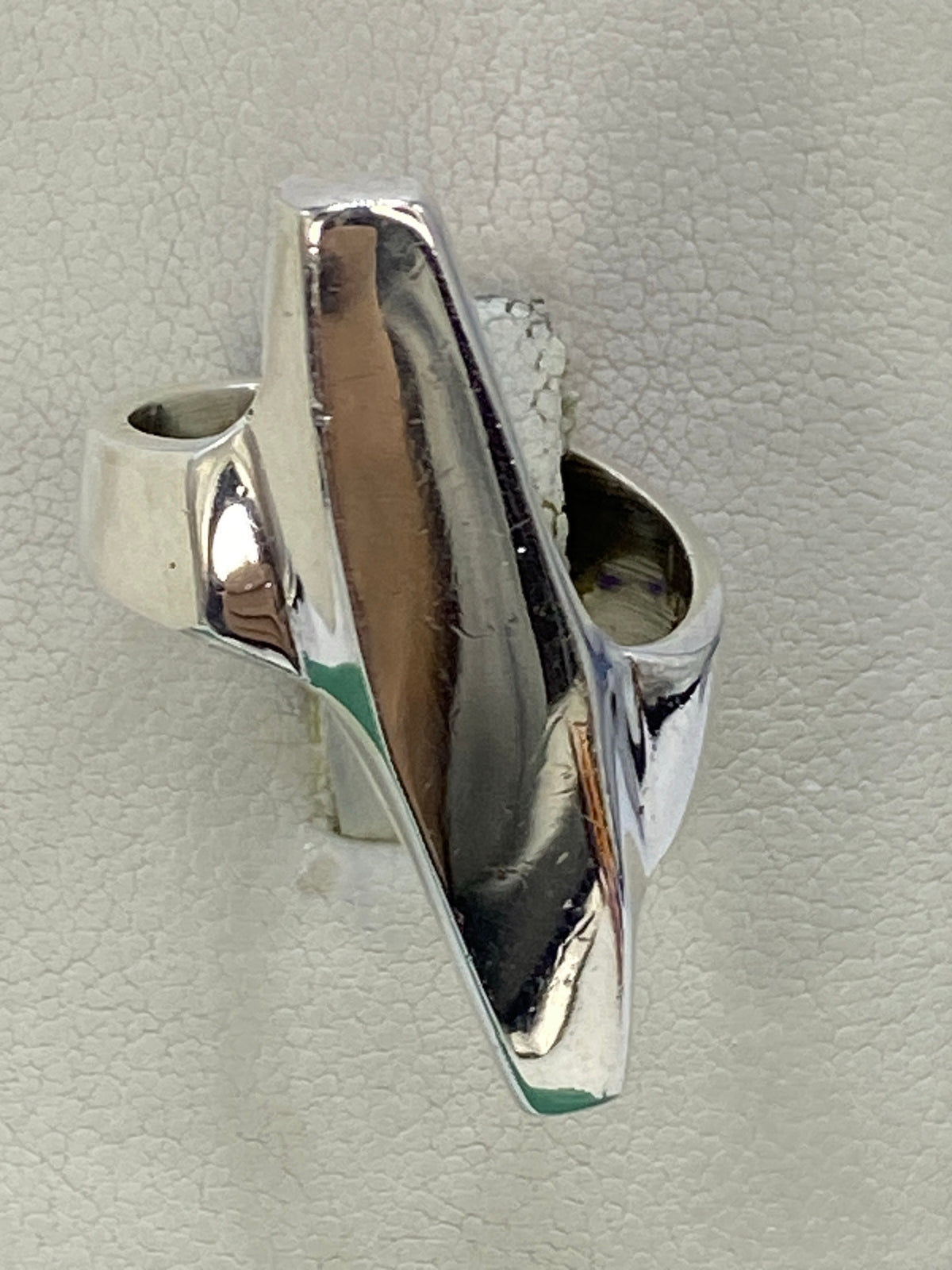 Anillo de plata 925 minimalista en la mano, pulido brillante