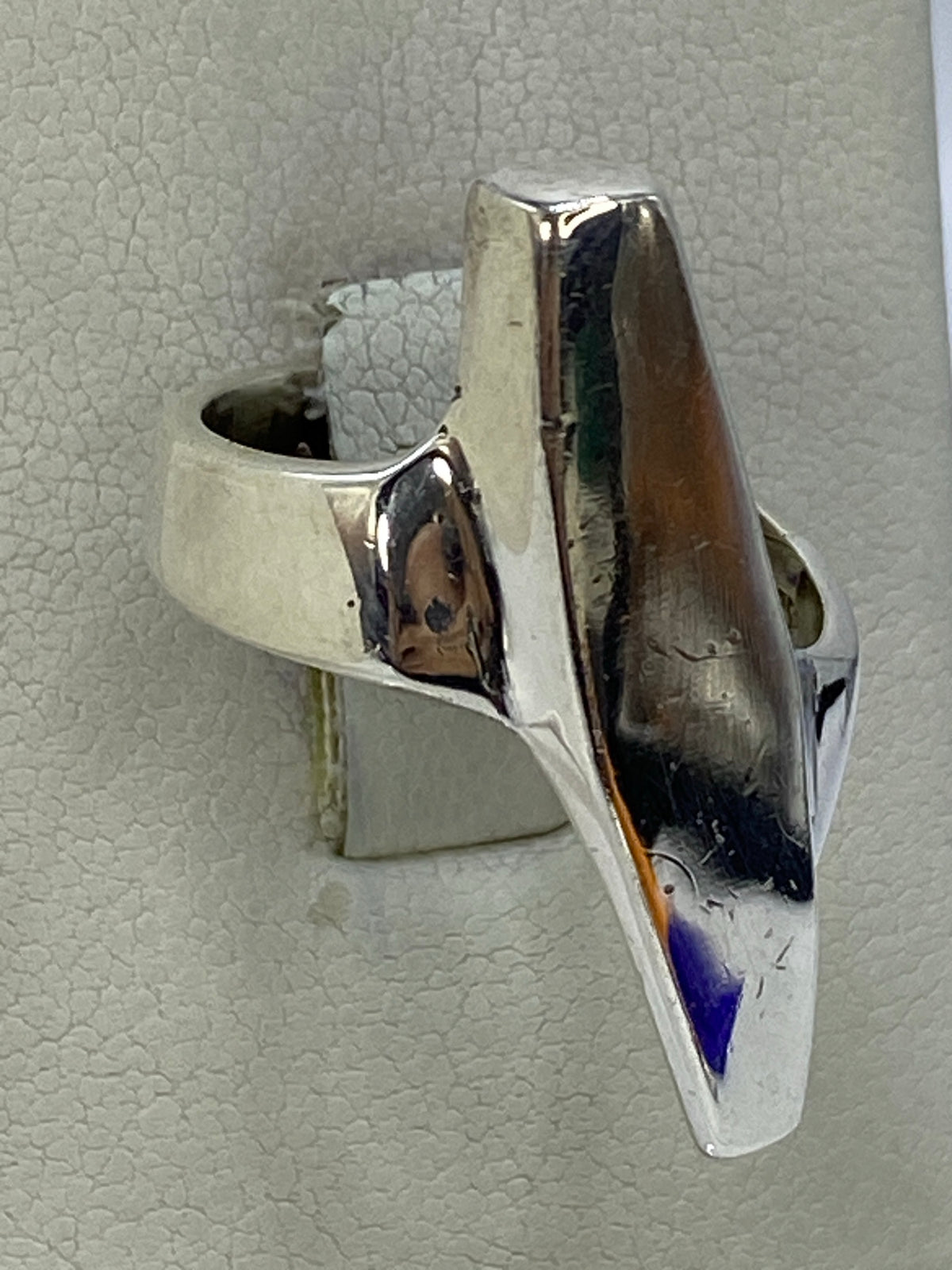Vista frontal del anillo de plata con talla 7 grabada