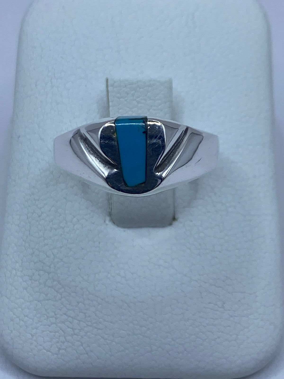 Anillo de plata 925 con turquesa azul cielo engastada, vista frontal sobre fondo blanco