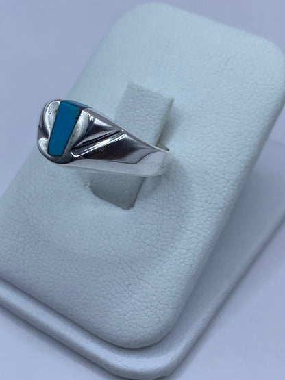 Vista lateral del anillo de plata con turquesa, mostrando el perfil y el engaste