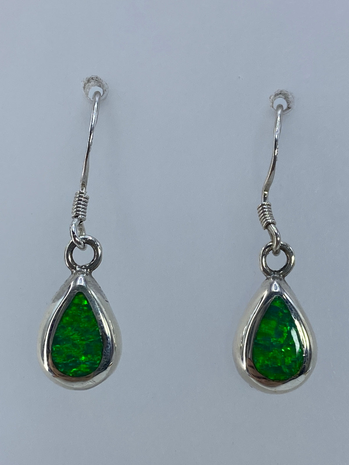 Aretes de plata con ópalo de fuego verde limón, 2.7 cm de largo, sobre fondo blanco