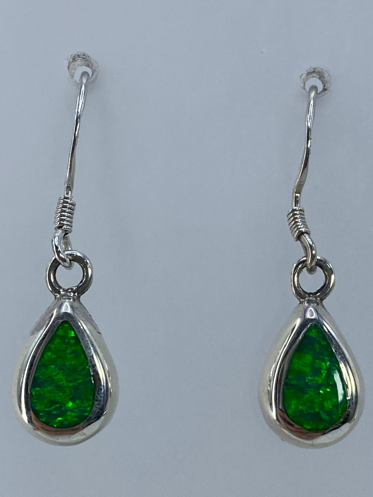 Detalle del ópalo de fuego verde limón en plata, visto de frente