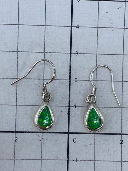 Aretes sobre escala de centímetros mostrando el tamaño de 2.7 cm