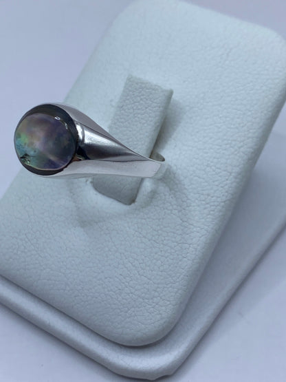 Vista lateral del anillo de plata con engaste a mano de concha de abulón